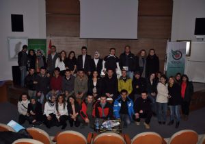 Bisikletli seyyahlar öğrencilerle buluştu